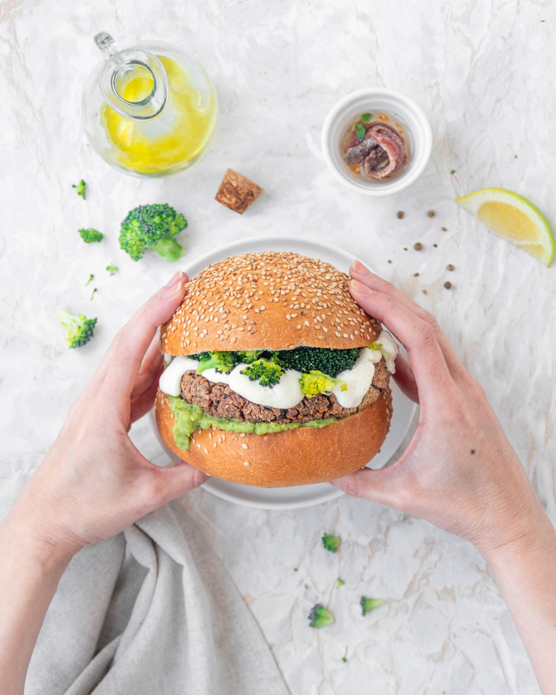 Burger di fagioli rossi, broccoli e crema di gambi alle acciughe