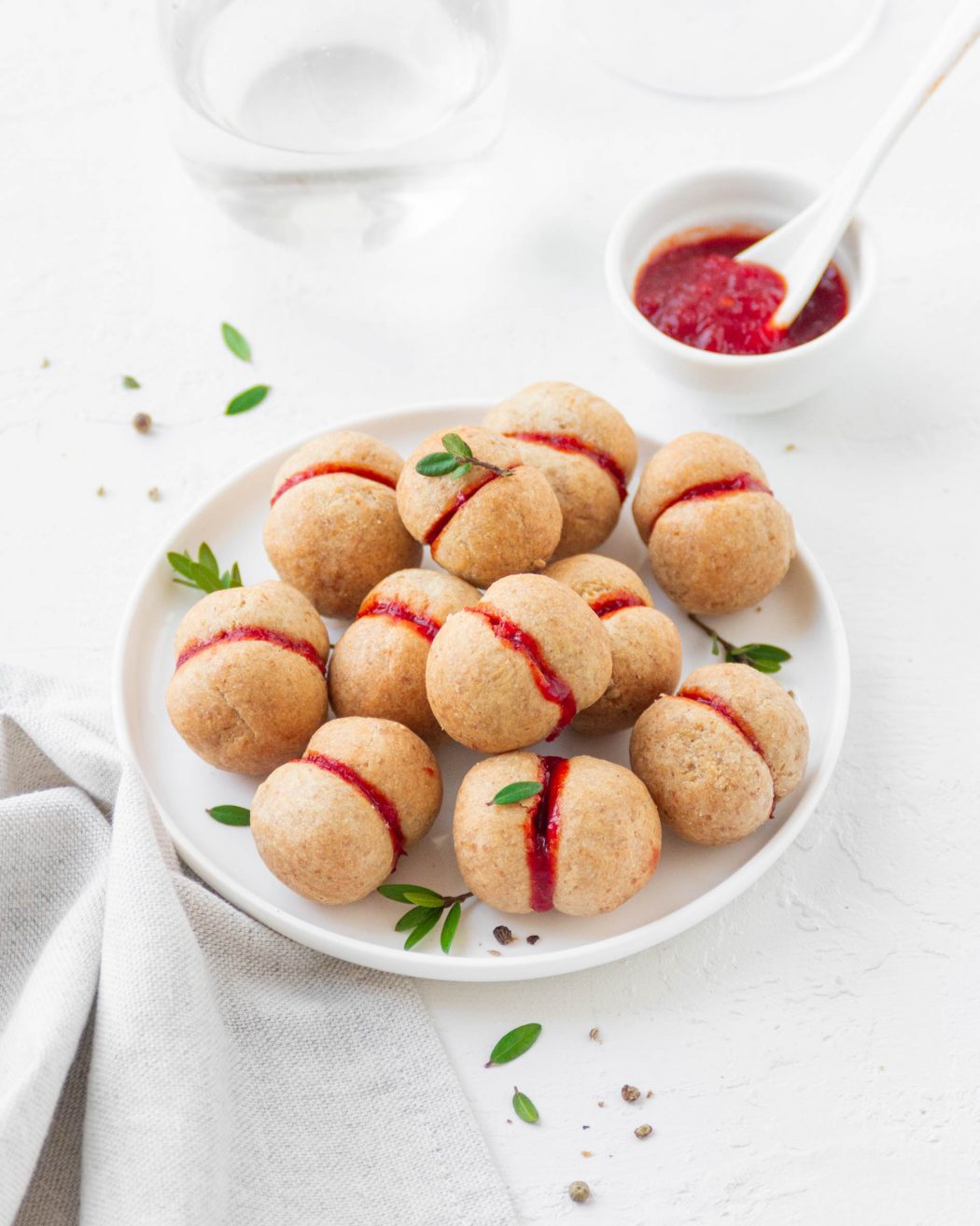 Baci di dama salati con mostarda al peperoncino