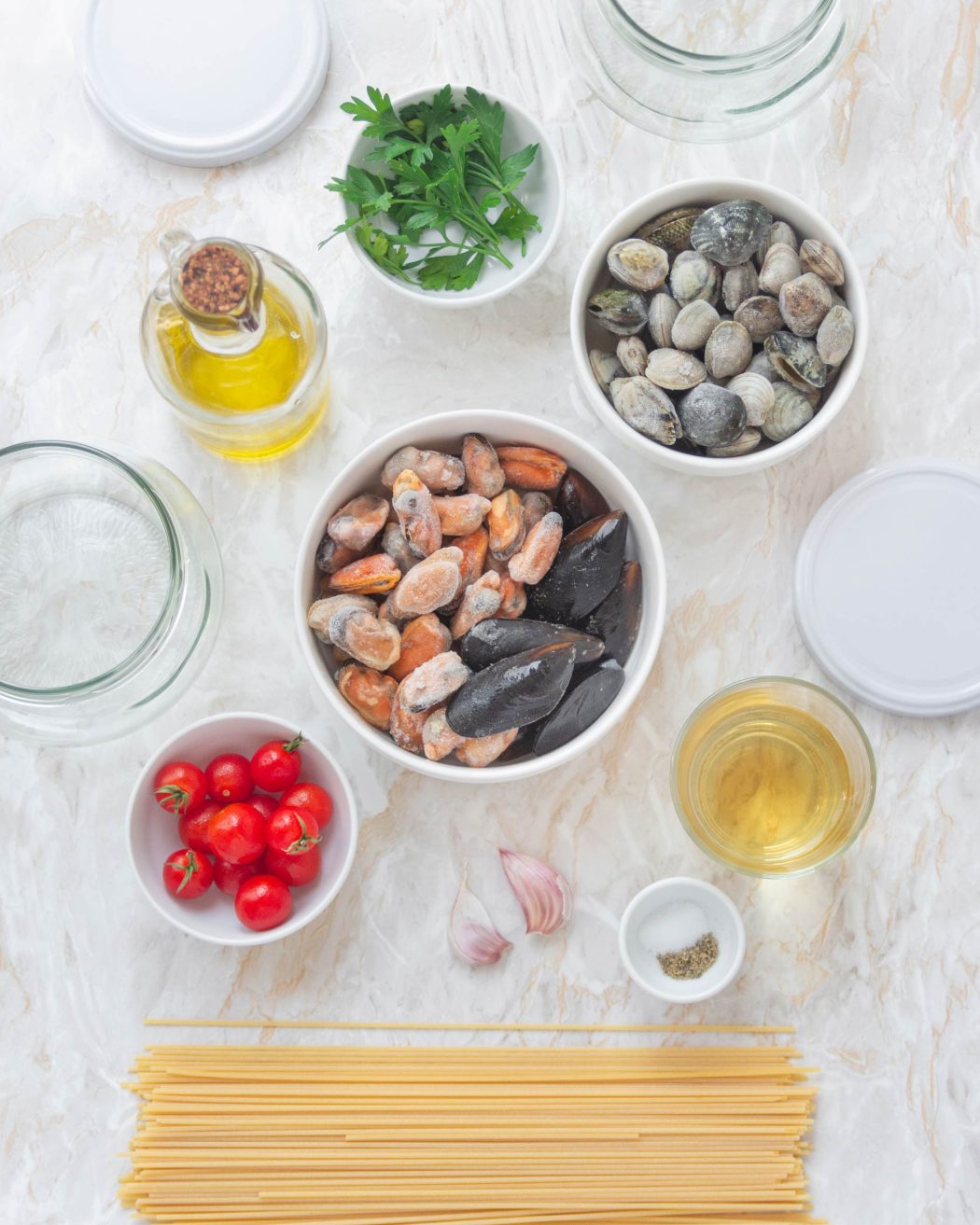 gli ingredienti degli spaghetti allo scoglio