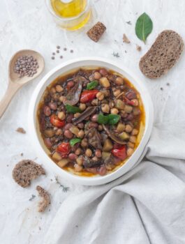 Zuppa di legumi e funghi