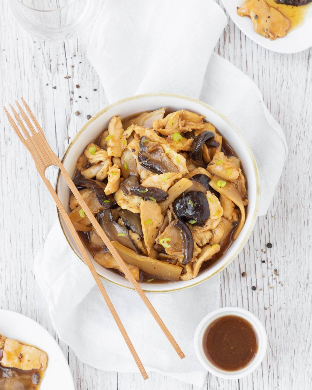 Maiale con funghi e bambù