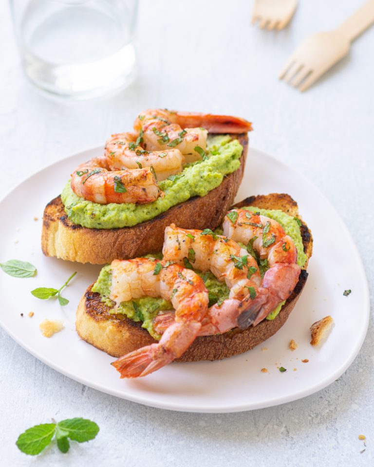 Bruschetta di mare con gamberi e fave