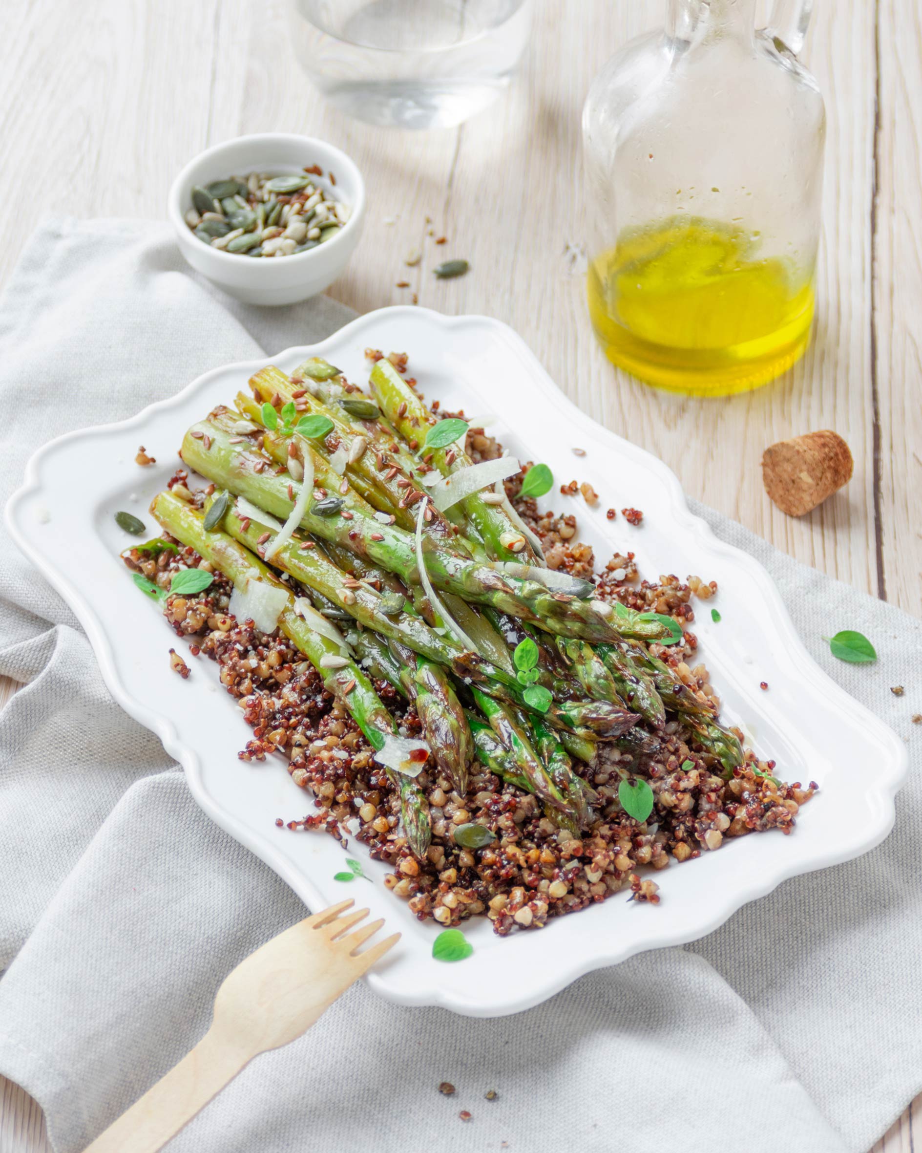 Asparagi brasati all'aceto balsamico in insalata di cereali