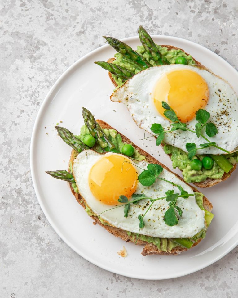 avocado toast con asparagi e uova