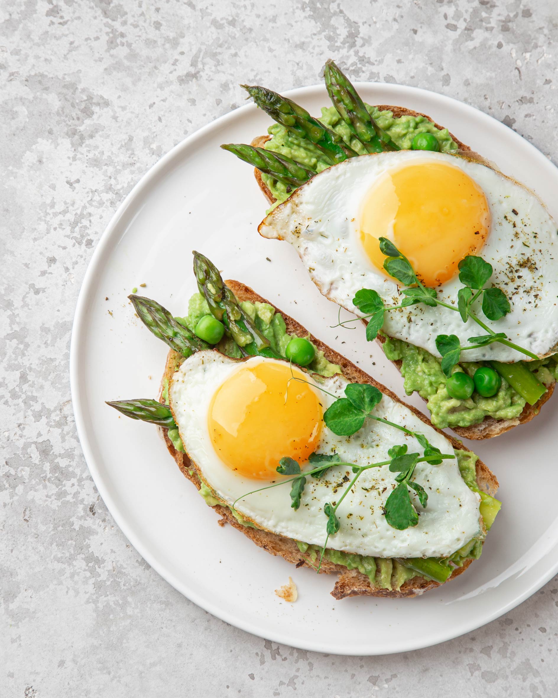 Avocado toast con asparagi e uova