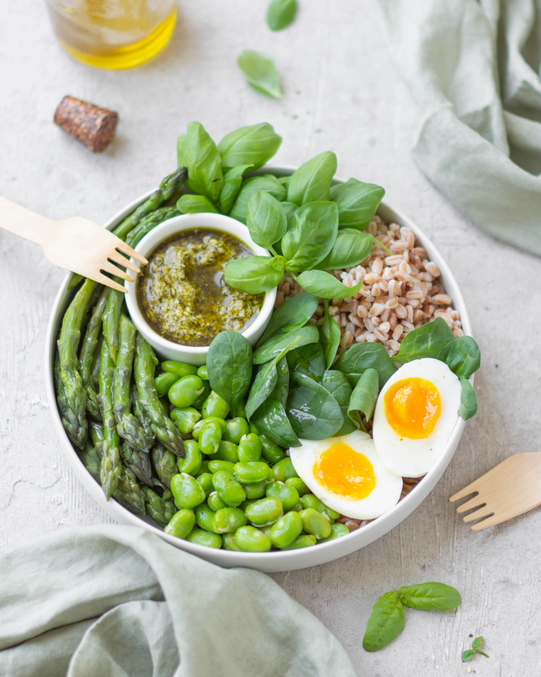 Green pesto bowl con farro e verdure di stagione