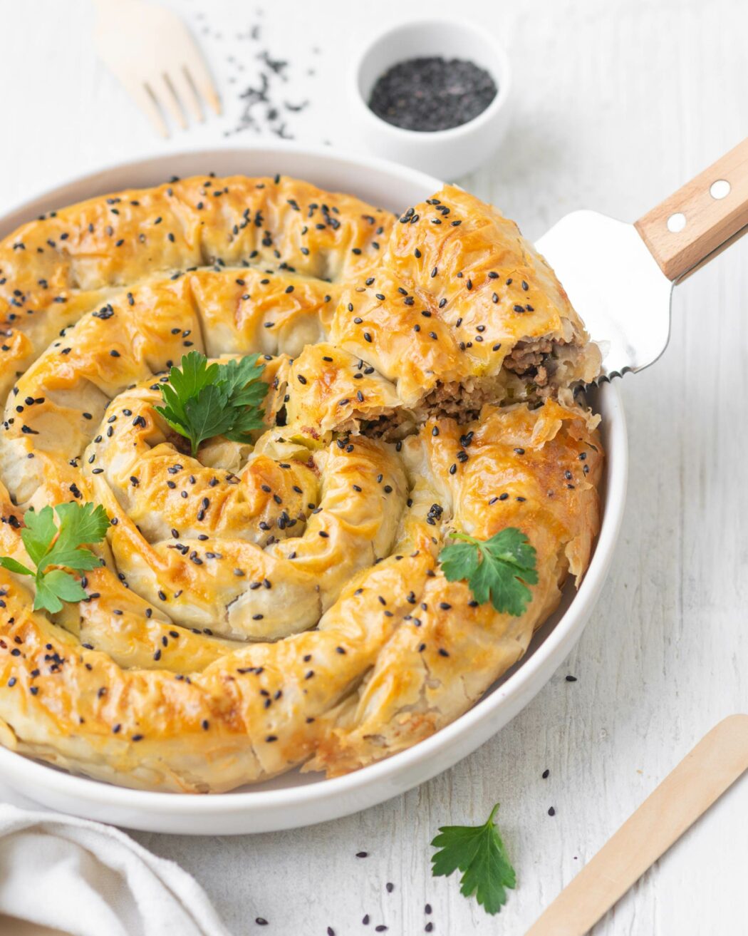 Burek turco di carne arrotolato, cotto al forno con pasta fillo