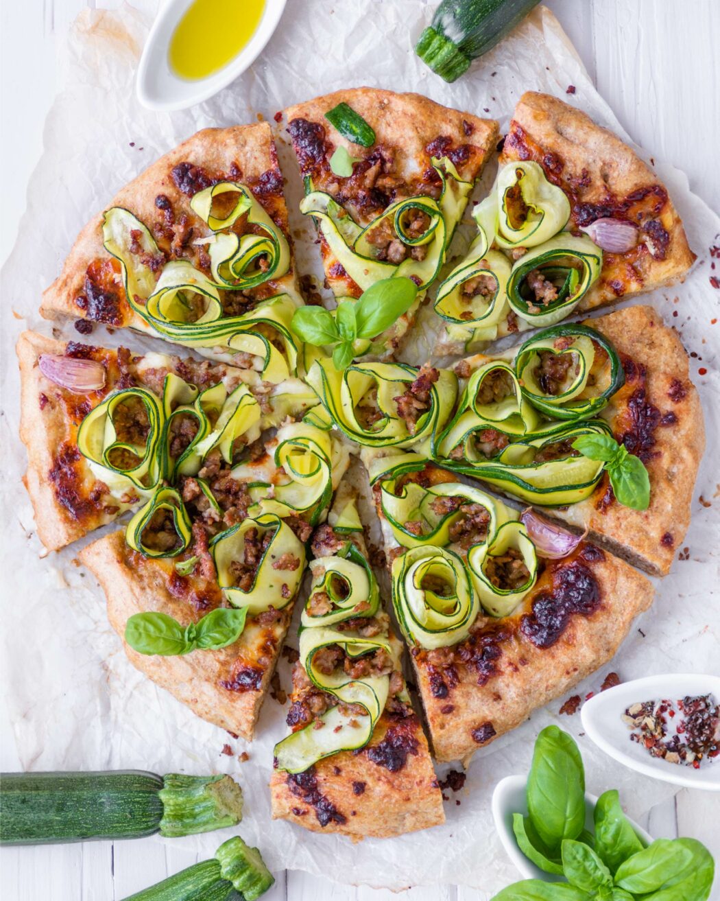 Pizza alle zucchine, primosale e salsiccia