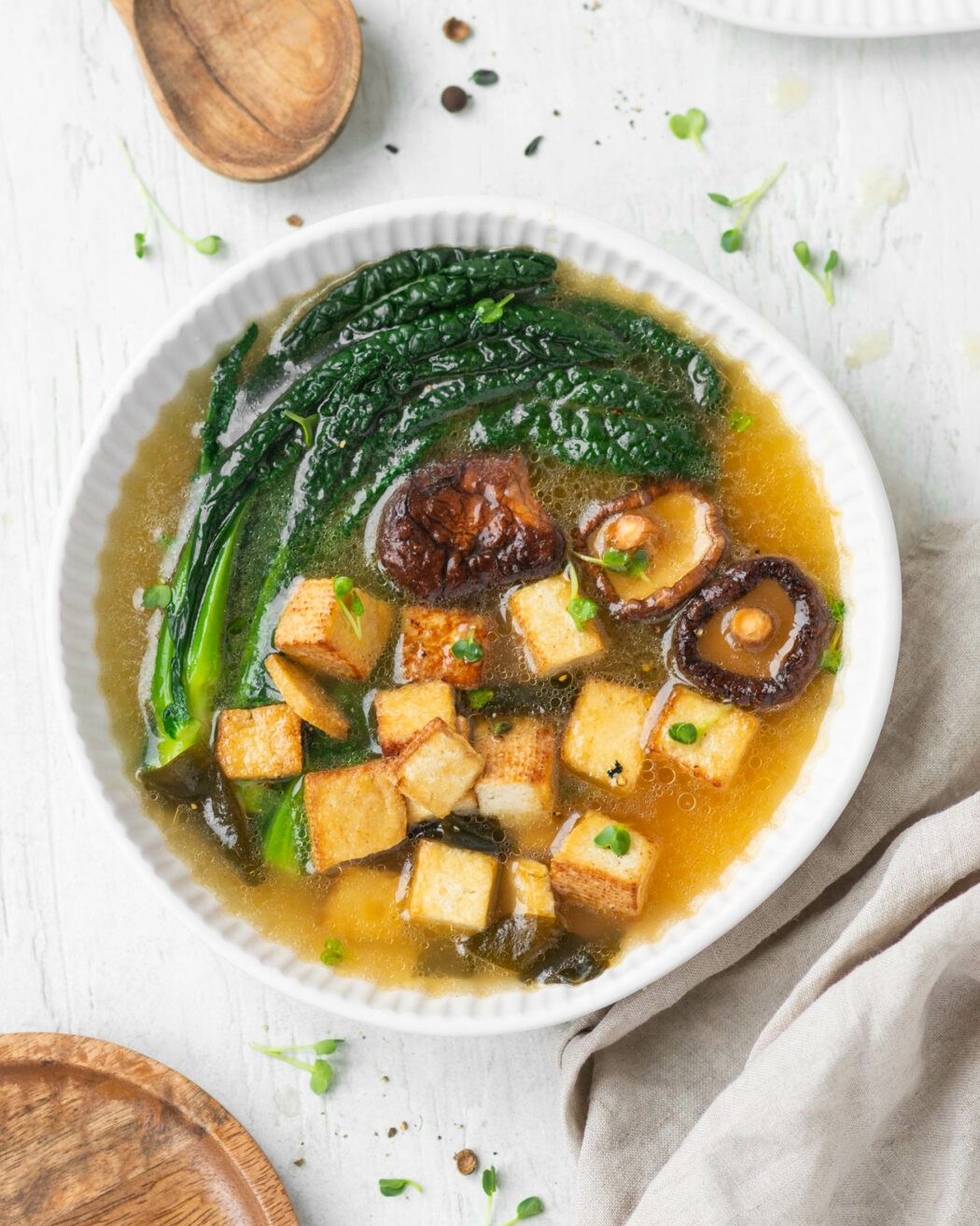 Zuppa di miso con tofu affumicato, funghi shiitake e cavolo nero brasato