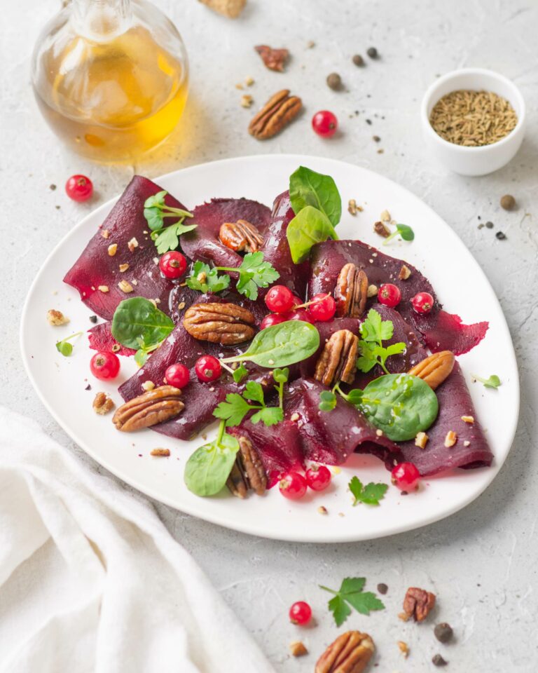 Carpaccio di barbabietola con ribes rosso e noci pecan