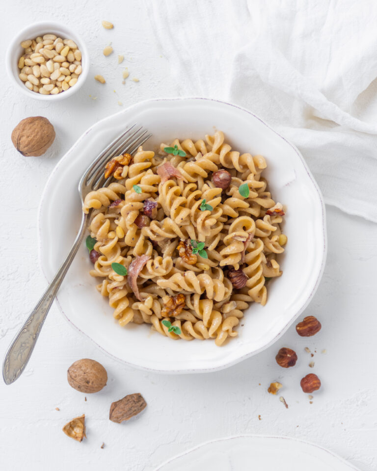 Pasta alle acciughe e frutta a guscio