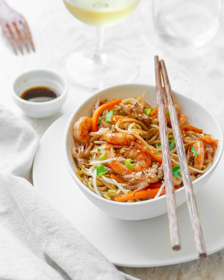 spaghetti di riso con gamberi e verdure