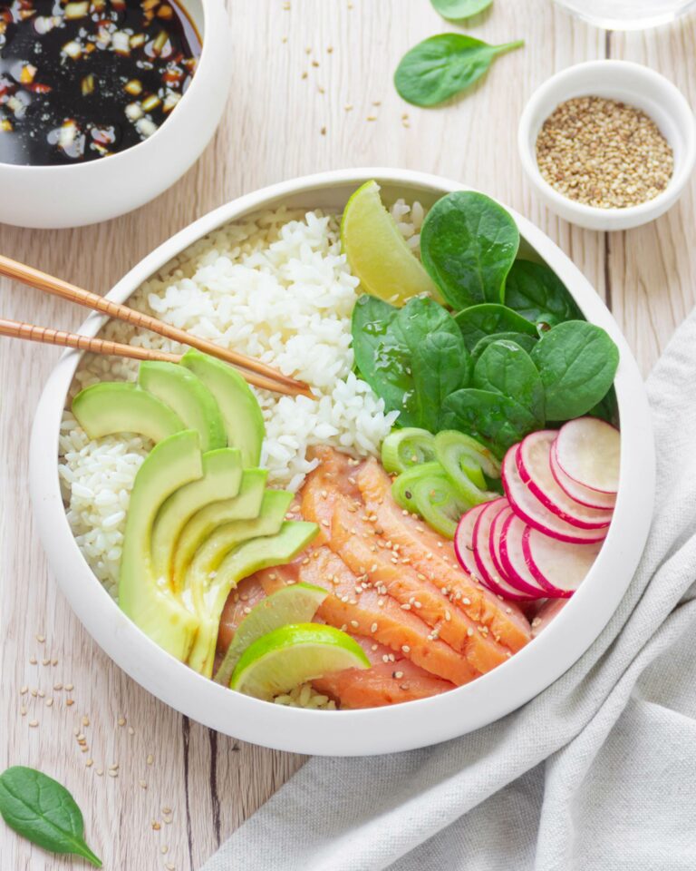 Poke bowl: la ricetta con salmone e avocado