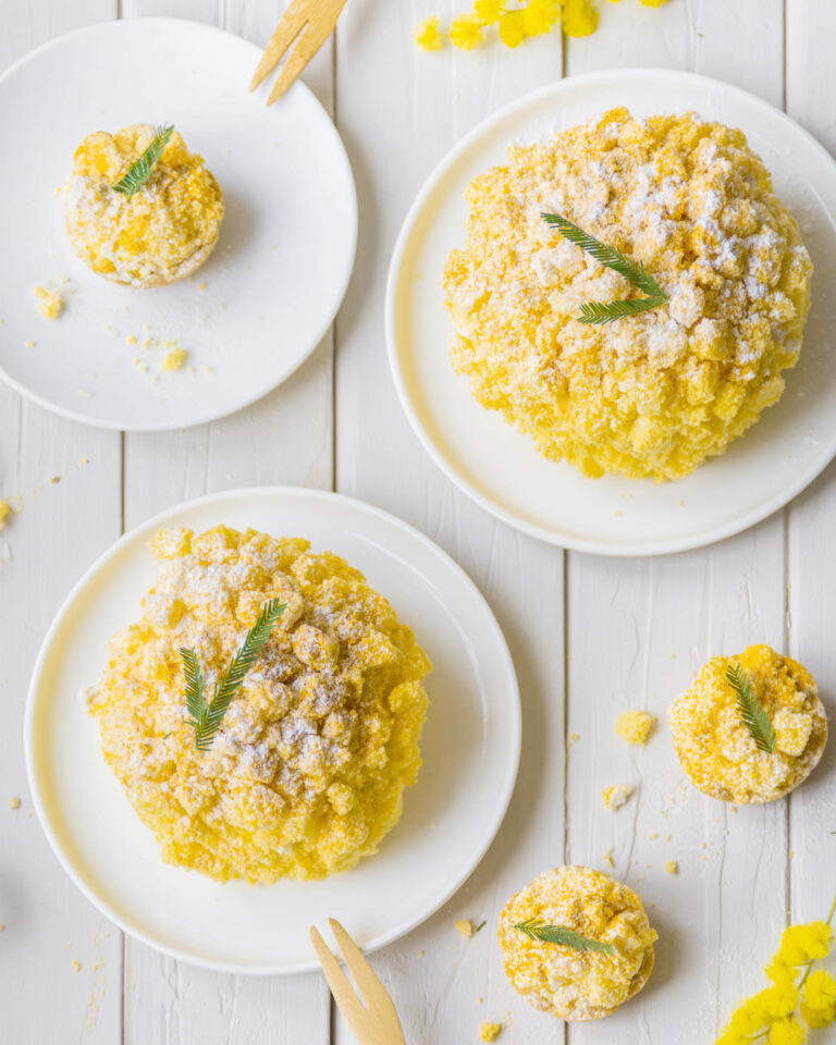 Torta mimosa alla curcuma per festeggiare la festa della donna