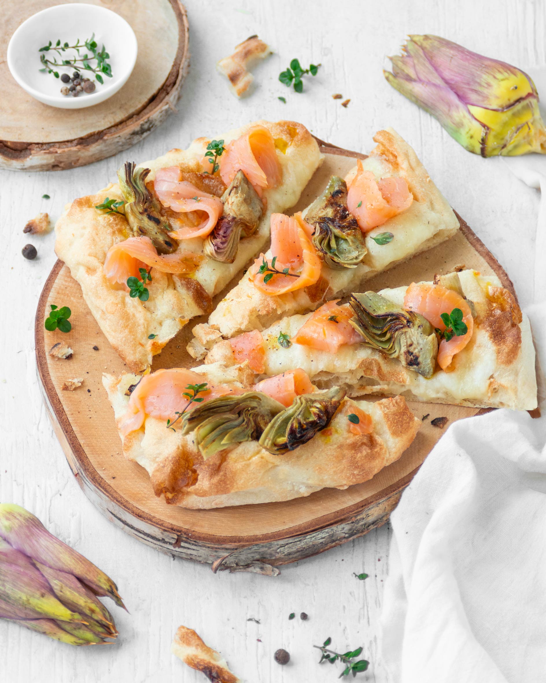 Pizza salmone e carciofi