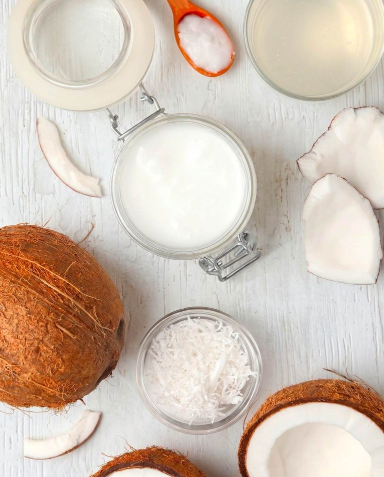 Olio di cocco: proprietà, usi e consigli per la cucina e la bellezza