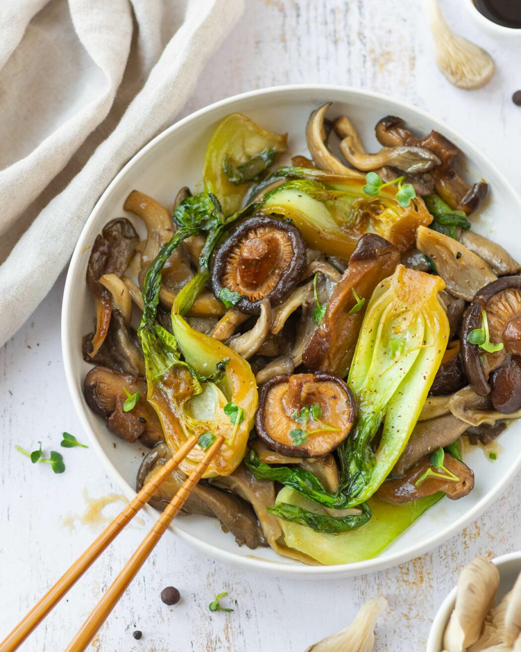 Pak choi in padella con funghi alla cantonese