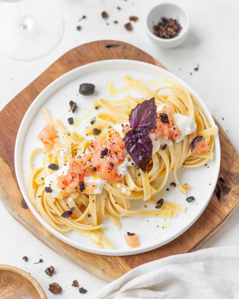 Linguine con crudo di gamberi, stracciatella e polvere di olive