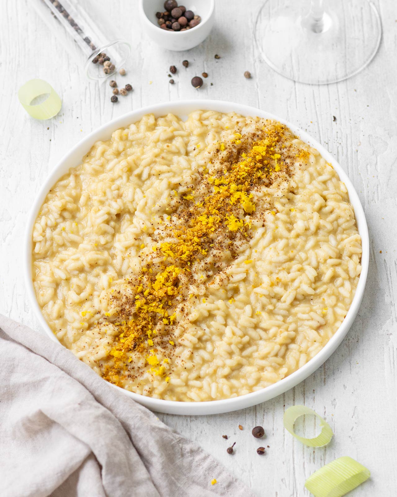 Risotto alla bottarga con crema di porri, sette pepi e scorza di limone