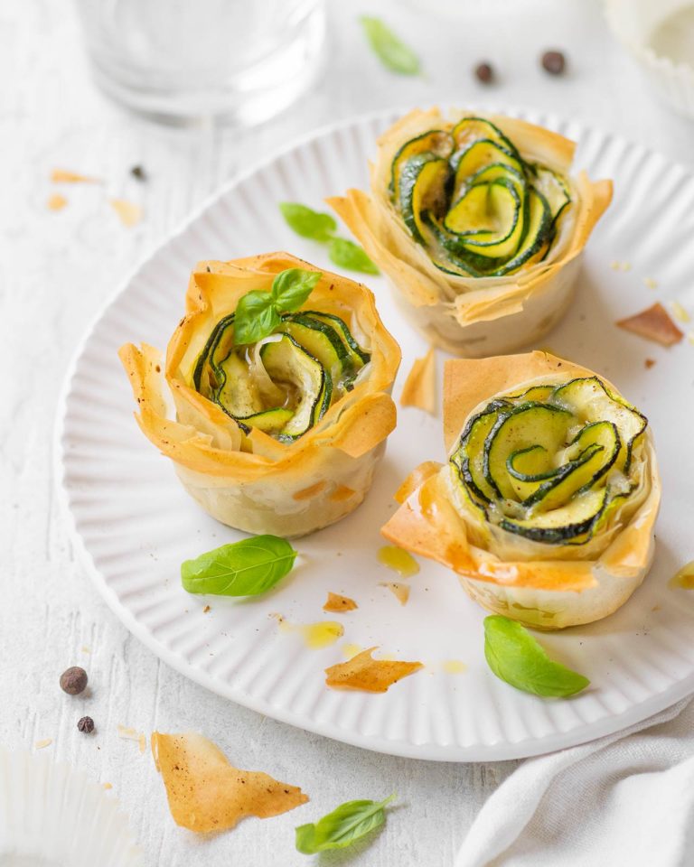 Tortine di zucchine di pasta fillo con provola e pesto