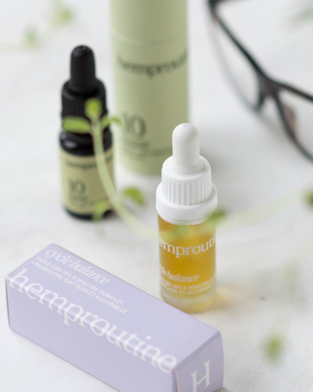 L’integratore Cycle Balance di Hemproutine con olio di CBD al 15%, passiflora, agnocasto e alchemilla, pensato per sostenere il benessere ormonale e il ciclo mestruale