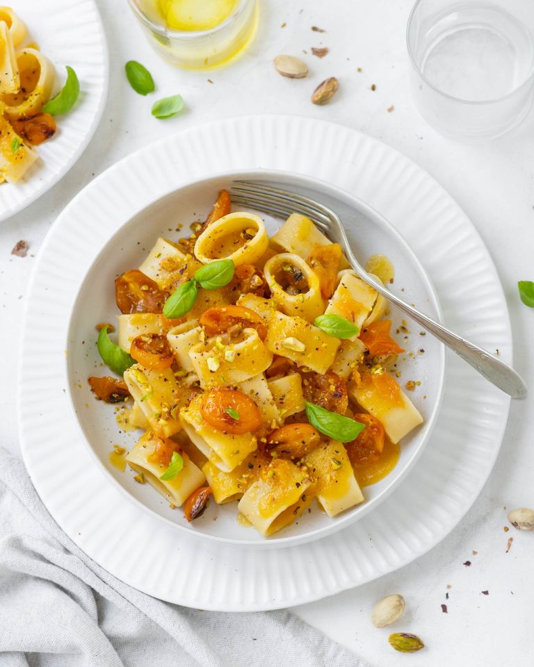 Pasta con pomodori datterini gialli, pecorino e pistacchi
