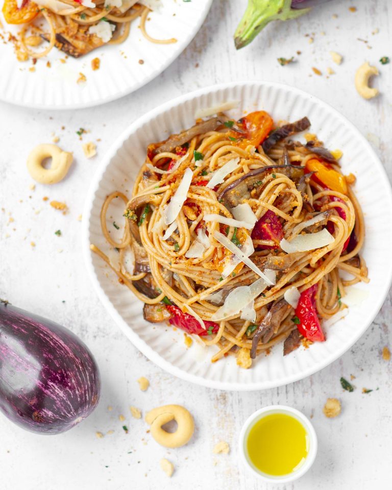 Spaghetti alle melanzane con ricotta affumicata e pomodorini