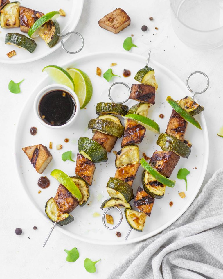 Spiedini di zucchine e tofu: la ricetta vegana per l’estate