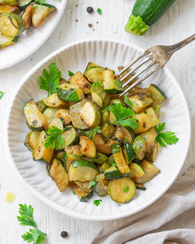 Zucchine trifolate in padella con aglio e prezzemolo