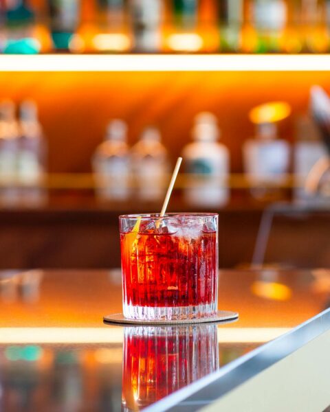 LU è un locale dinamico che ci accompagna in ogni momento della giornata: colazioni, light lunch, merende, aperitivi e cocktail.