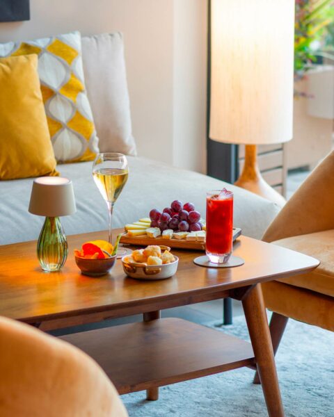 LU è un locale dinamico che ci accompagna in ogni momento della giornata: colazioni, light lunch, merende, aperitivi e cocktail.