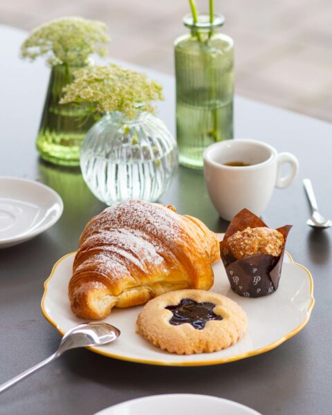 LU è un locale dinamico che ci accompagna in ogni momento della giornata: colazioni, light lunch, merende, aperitivi e cocktail.