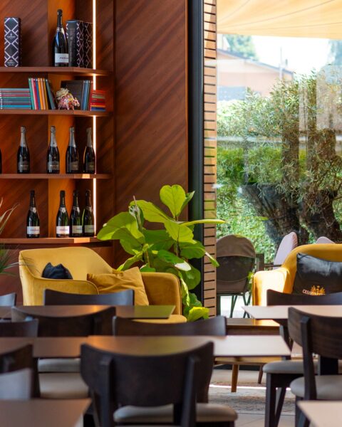 LU è un locale dinamico che ci accompagna in ogni momento della giornata: colazioni, light lunch, merende, aperitivi e cocktail.