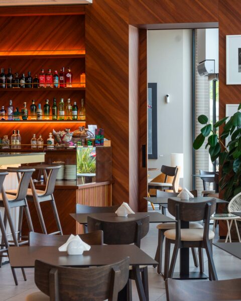 LU è un locale dinamico che ci accompagna in ogni momento della giornata: colazioni, light lunch, merende, aperitivi e cocktail.