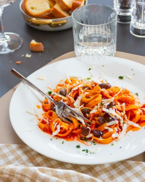 LU è un locale dinamico che ci accompagna in ogni momento della giornata: colazioni, light lunch, merende, aperitivi e cocktail.