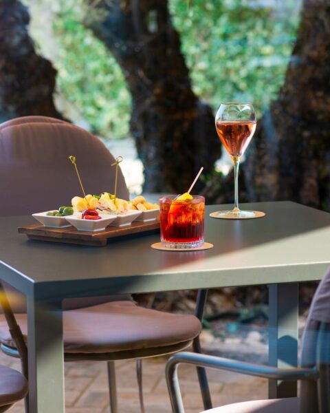 LU è il locale di Cadorago, alle porte di Como che ti accompagna in ogni momento della giornata: colazioni, light lunch, merende, aperitivi e cocktail.