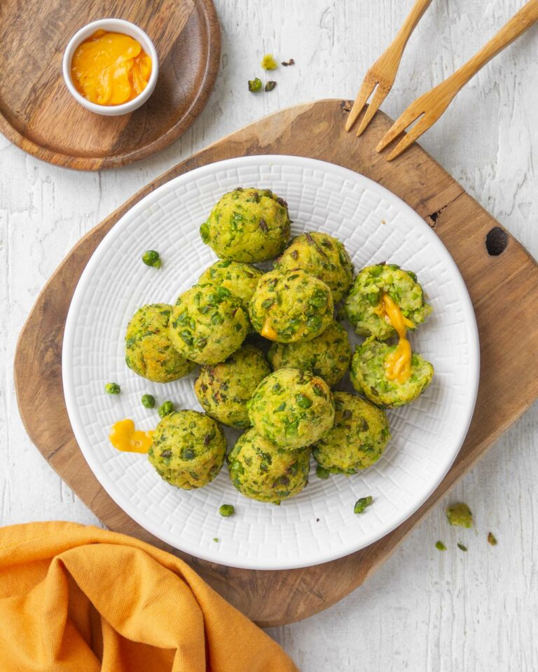 Polpette di piselli e patate con cuore filante di formaggio