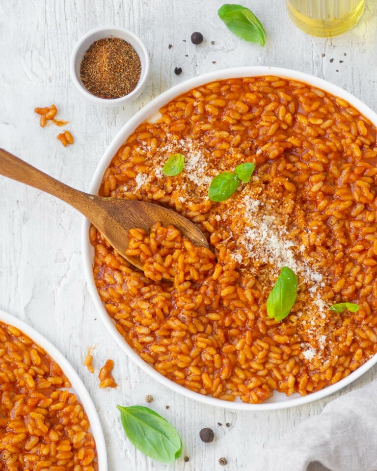 Risotto al pomodoro: cremoso, facile e veloce, con un tocco in più