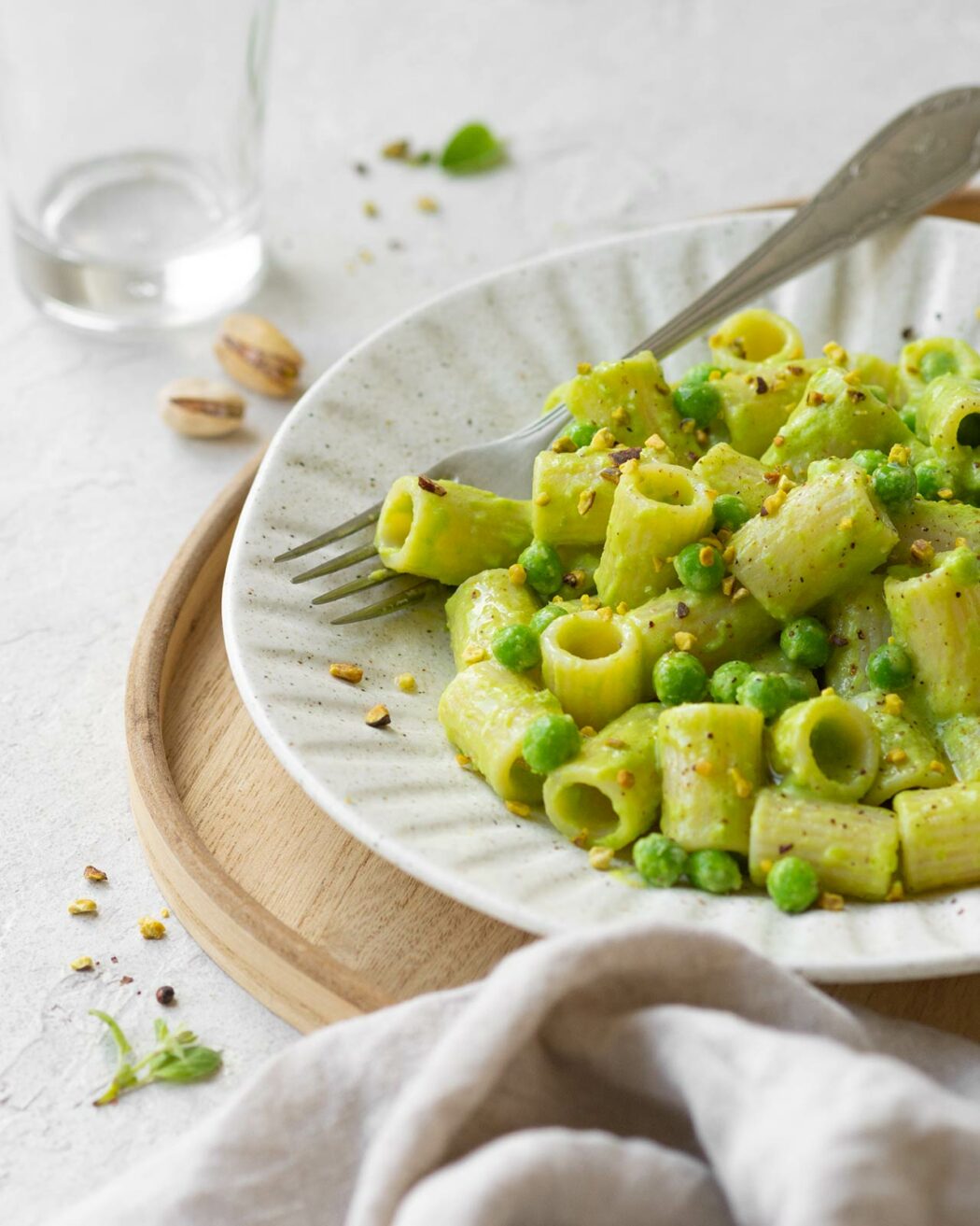 Pasta cremosa al pesto di piselli e pistacchi