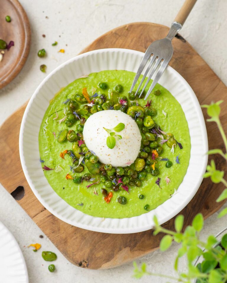 Vellutata di primavera con piselli, fave e burrata