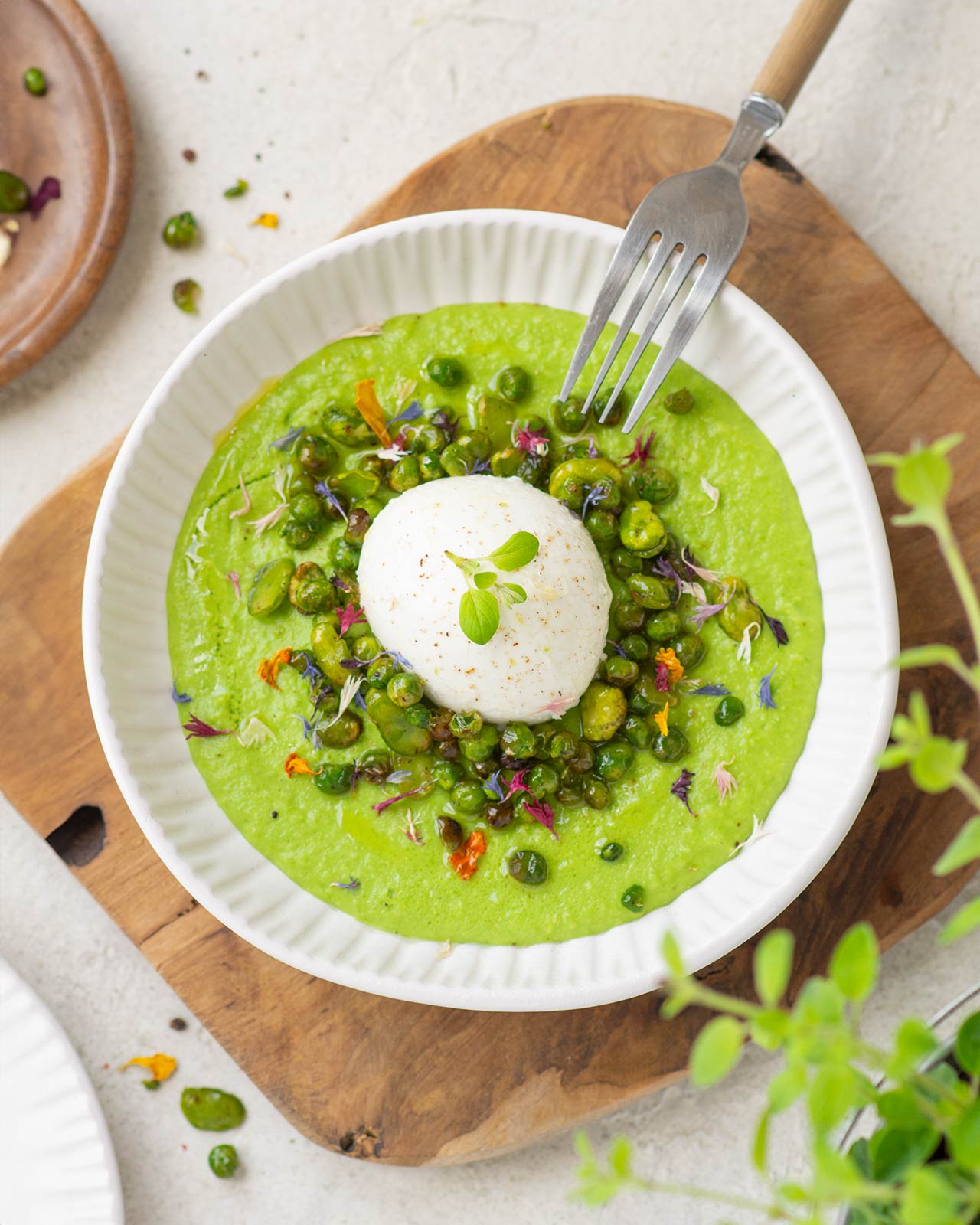 Vellutata di primavera con piselli, fave e burrata