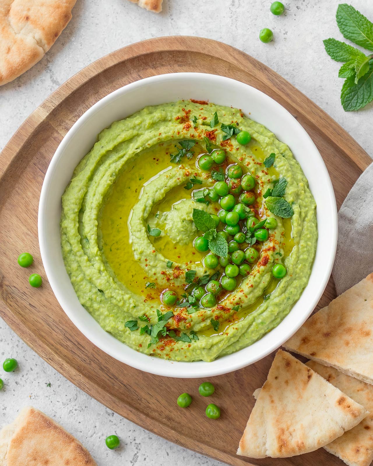 Hummus di piselli: la ricetta cremosa che sa di primavera, senza ceci