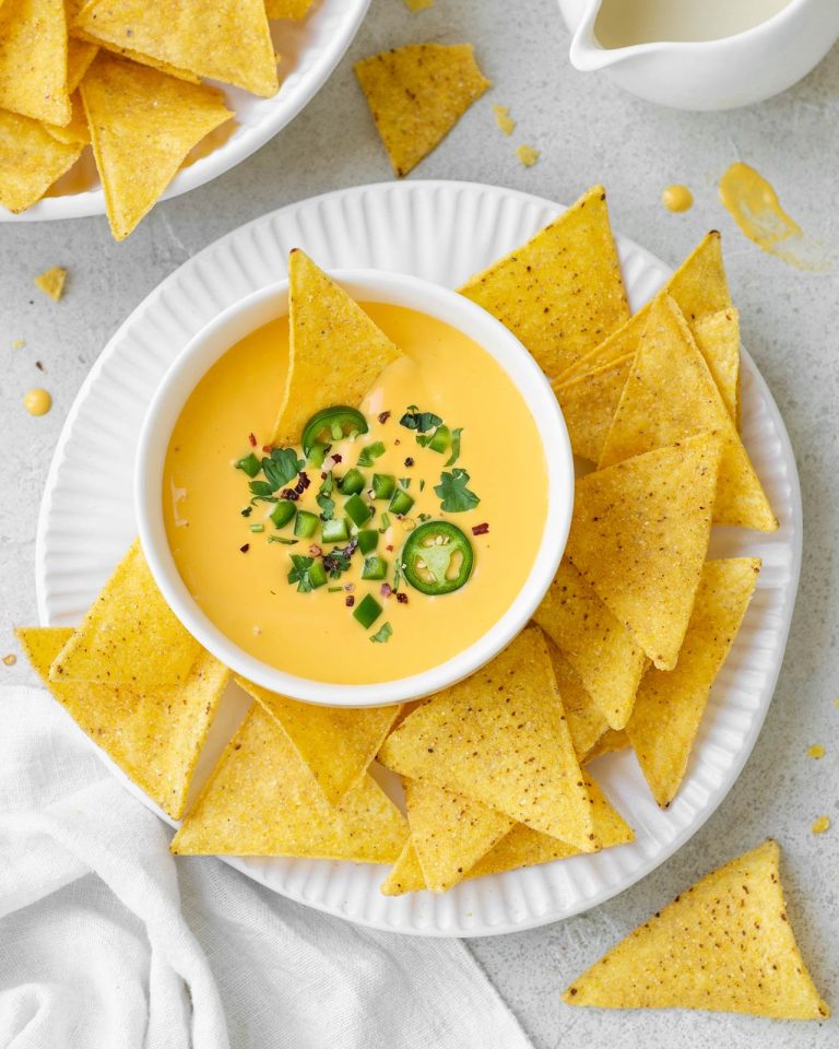 Salsa al formaggio per nachos: queso dip tex-mex con peperoncini