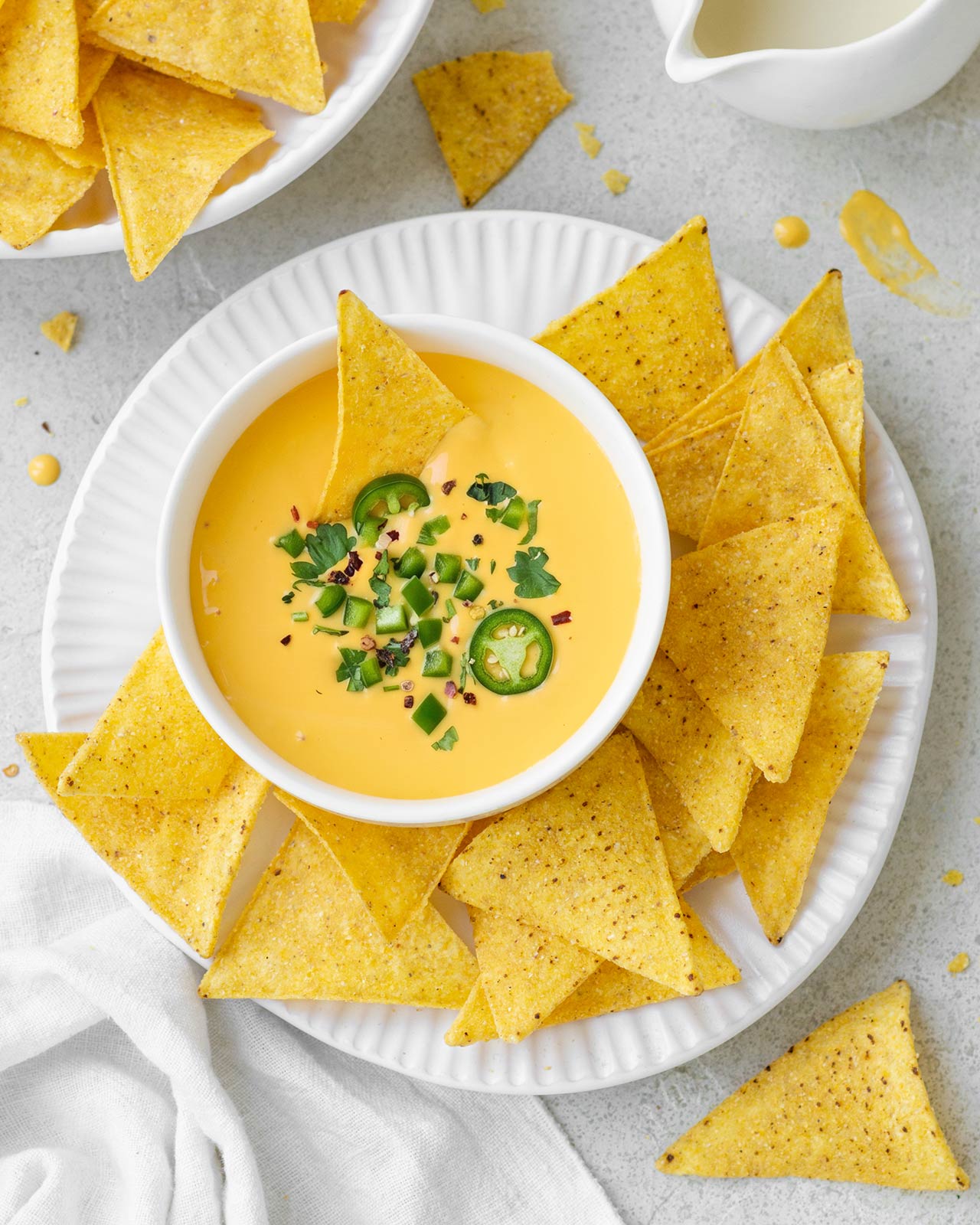 Salsa al formaggio per nachos: queso dip tex-mex con peperoncini