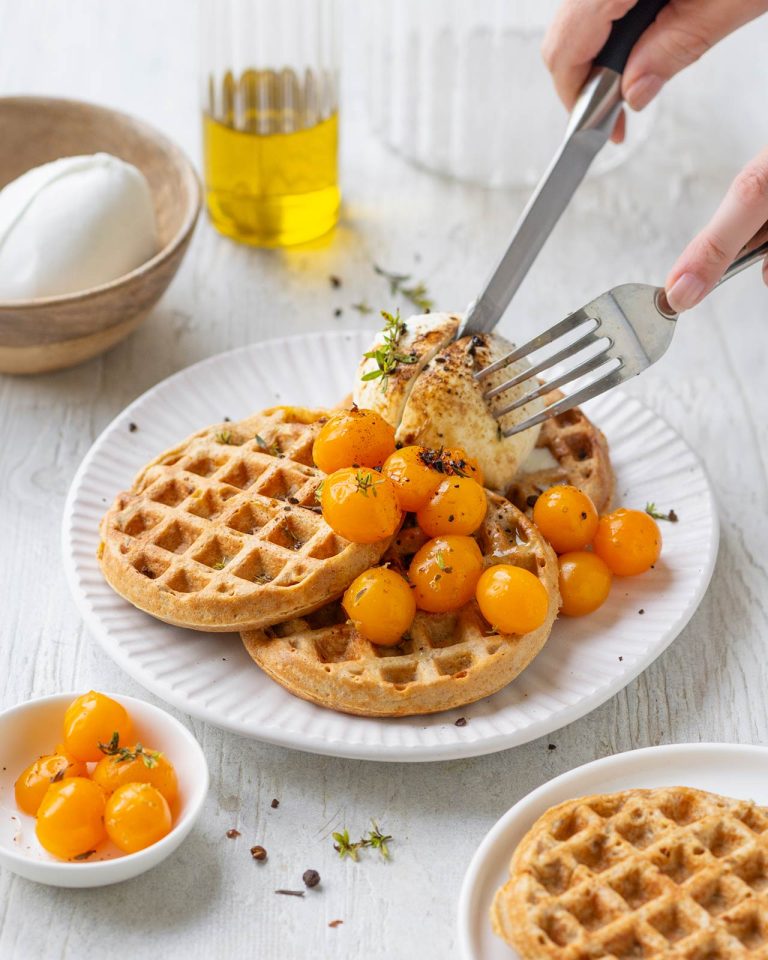 Waffle salati con pomodorini gialli, burratina e polvere di liquirizia
